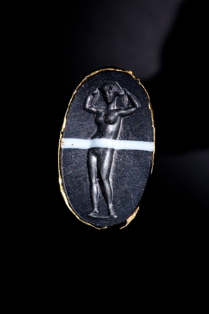Venus auf Gemme im Eisenring mit Goldfassung