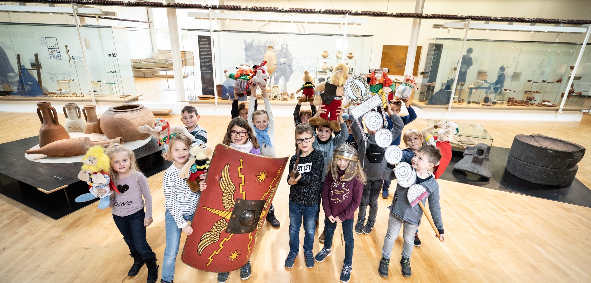 Schulklasse in der Ausstellung