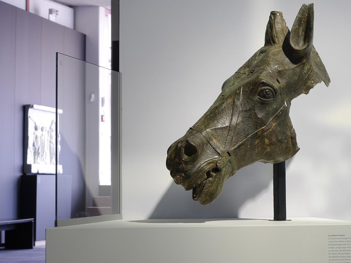 Bronzener Pferdekopf aus Augsburg (vergrößerte Bildansicht wird geöffnet)