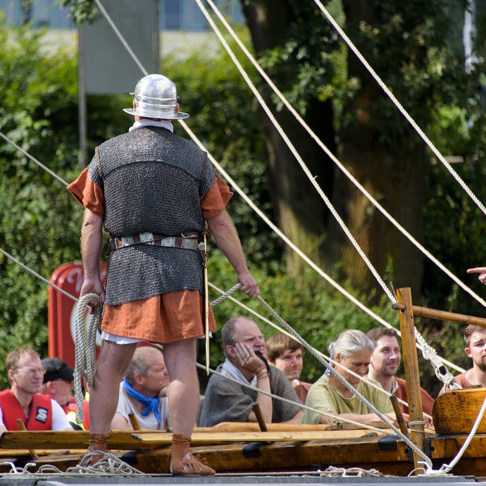 Mit Besuchenden unterwegs auf dem Stausee. (vergrößerte Bildansicht wird geöffnet)