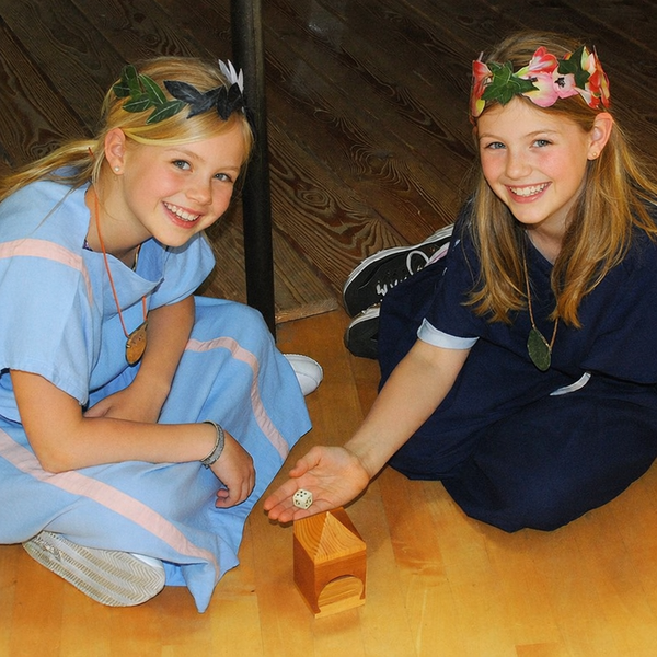 Zwei Mädchen spielen Mühle.