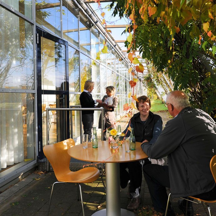 Im Café des LWL-Römermuseums Eindrücke austauschen. (vergrößerte Bildansicht wird geöffnet)