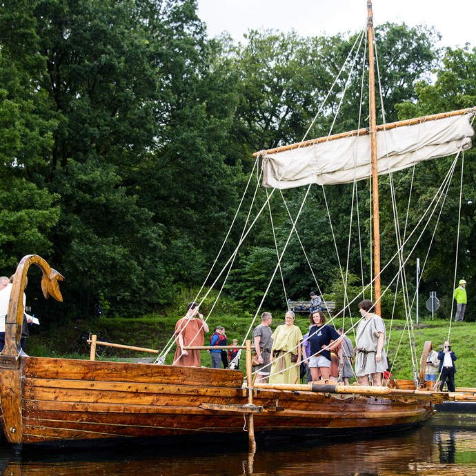 Die "Victoria" auf dem See. (vergrößerte Bildansicht wird geöffnet)