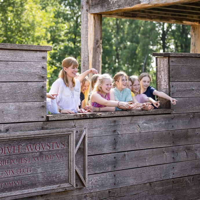 Auf der Holz-Erde-Mauer (vergrößerte Bildansicht wird geöffnet)