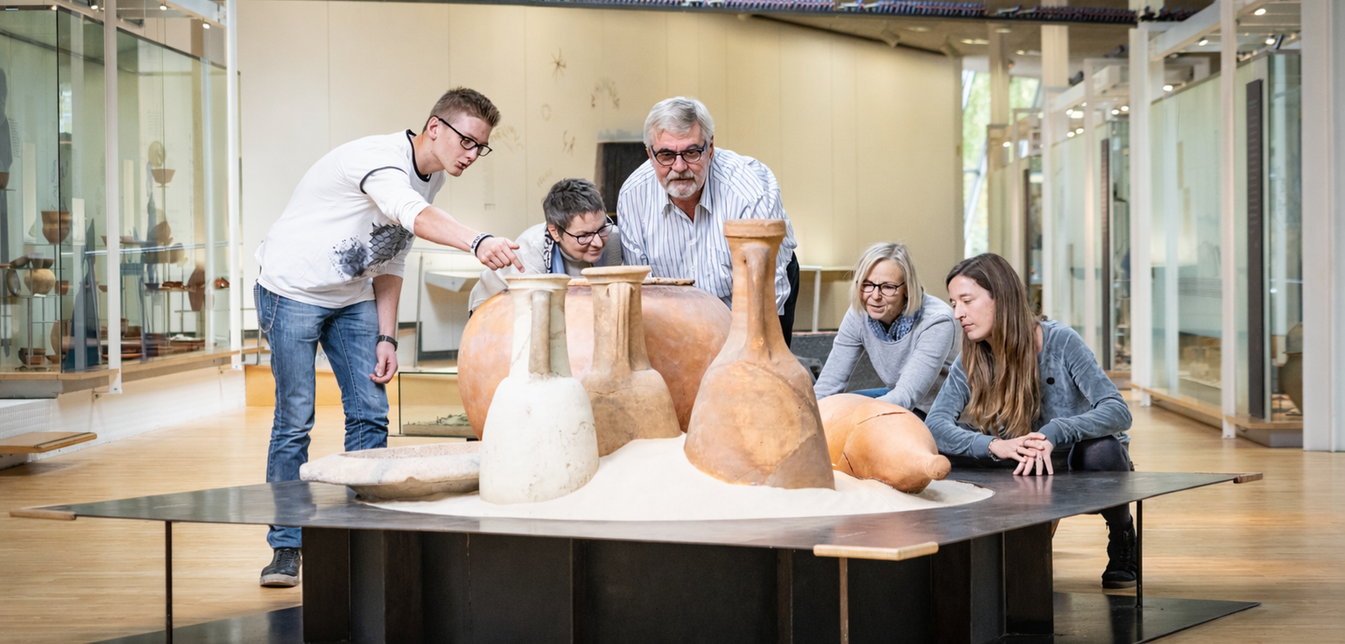 Gruppe von Erwachsenen wird durch das LWL-Römermuseum geführt