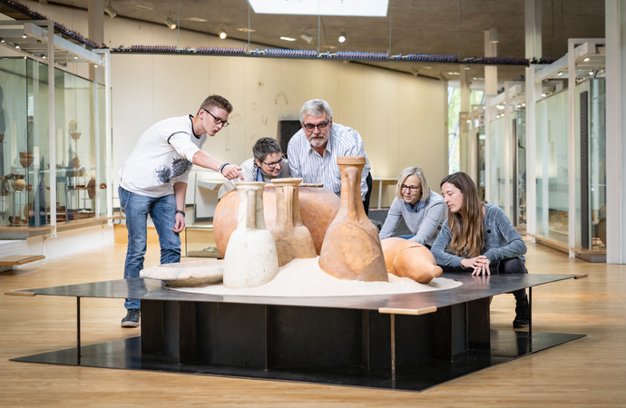 Besuchergruppe im Museum