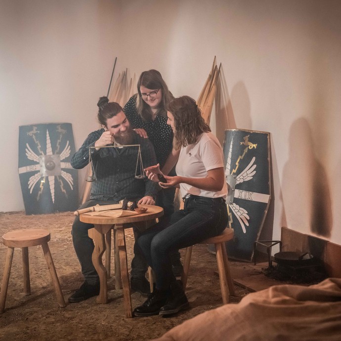 Gemeinsam Rätsel lösen im Römer Escape Room. (vergrößerte Bildansicht wird geöffnet)