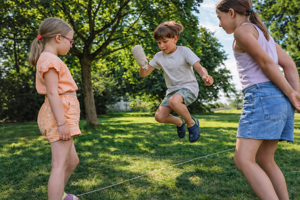 Kinder probieren den römischen Weitsprung