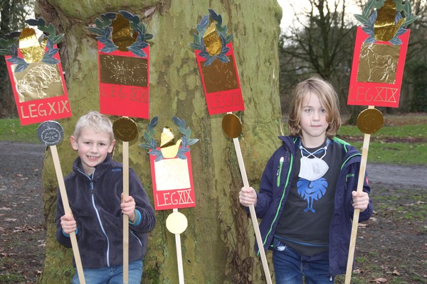 Foto: Kinder mit gebastelten Feldzeichen.