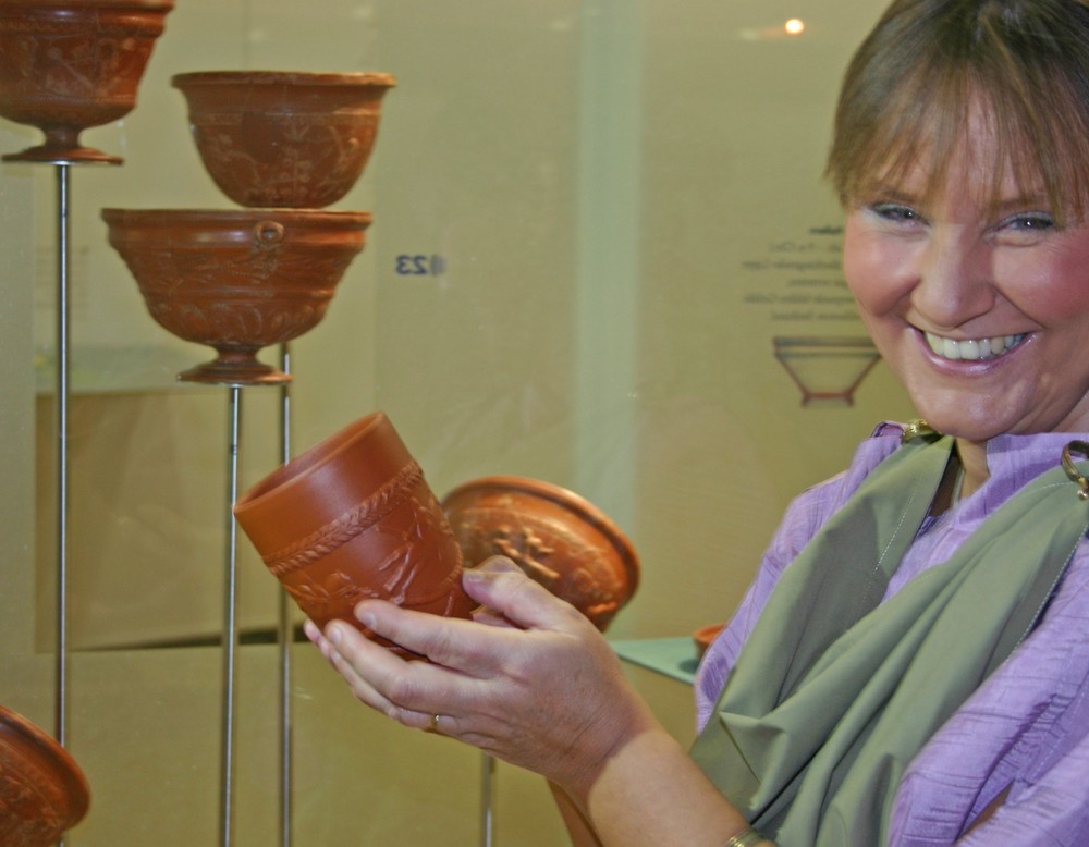 Paulla Petronia zeigt römische Töpferware (Foto: LWL/ S. Holländer)