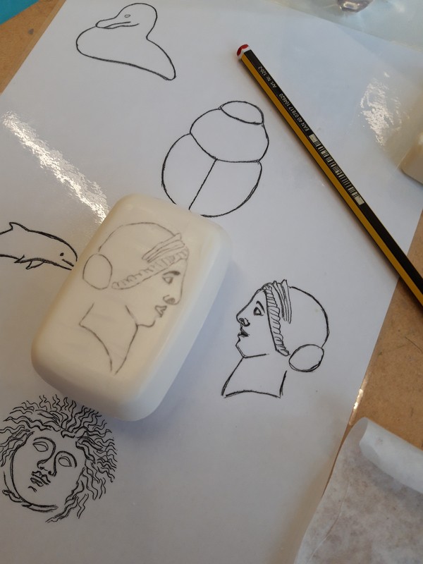 Foto: Auf einem Stück Seife ist ein Frauenmotiv zu erkennen.