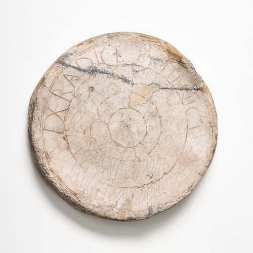 Deckel einer Arzneibüchse aus Blei mit Inschrift