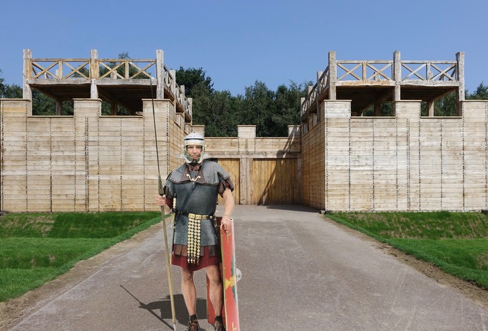 Römer als Wache vor dem rekonstruierten Westtor