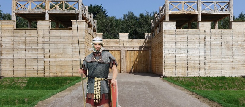Römer vor Holz-Erde-Mauer
