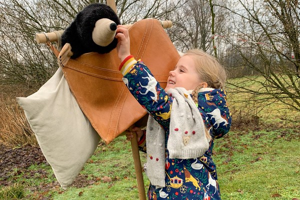 Foto: Ein Kind mit Kalle draußen an der frischen Luft.