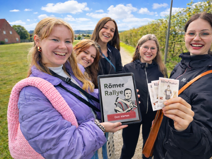 Jugendliche probieren die Römer Rallye.