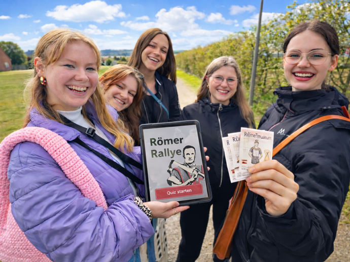 Jugendliche probieren die Römer Rallye.