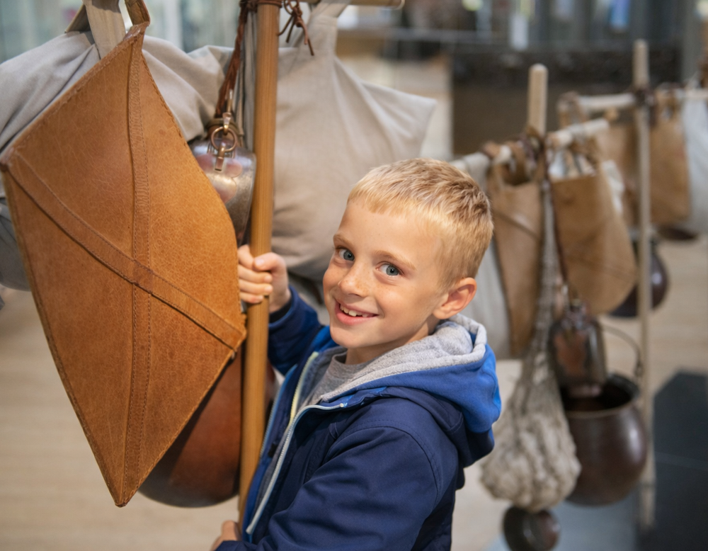 Zeichnerische Rekonstruktion der Holz-Erde-Mauer und Westtor durch Kees Peterse, 2013