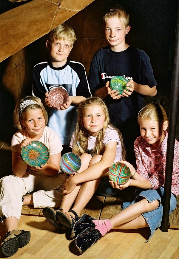 Kinder zeigen ihre Millefiori-Gläser.
