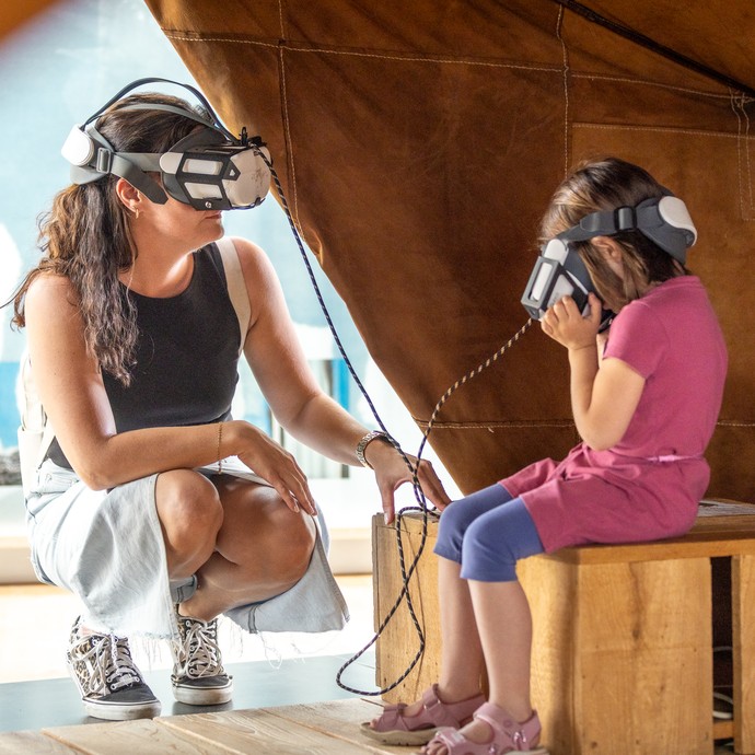 VR-Brillen im LWL-Römermuseum. (vergrößerte Bildansicht wird geöffnet)