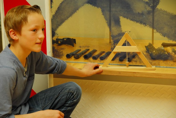 Foto: Ein Junge probiert im Museum ein römisches Lot aus.
