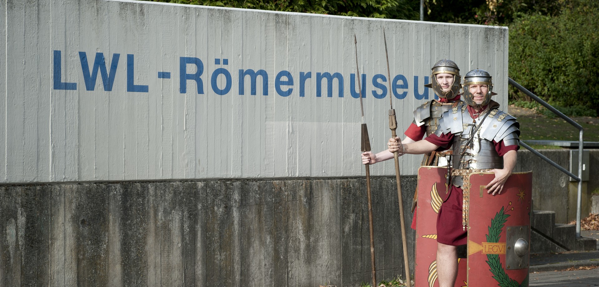 Römische Legionäre begrüßen die Besucher:innen