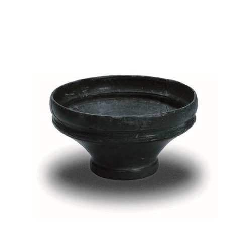 römische Tasse aus schwarzer Keramik