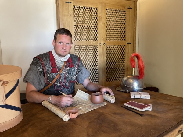 Schreibstube mit wachhabendem Offizier, im Hintergrund: Nachbau eines Schrankes aus Pompeji