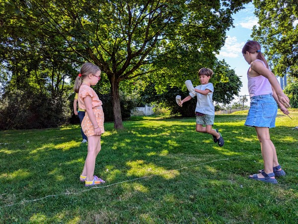 Kinder probieren den römischen Weitsprung