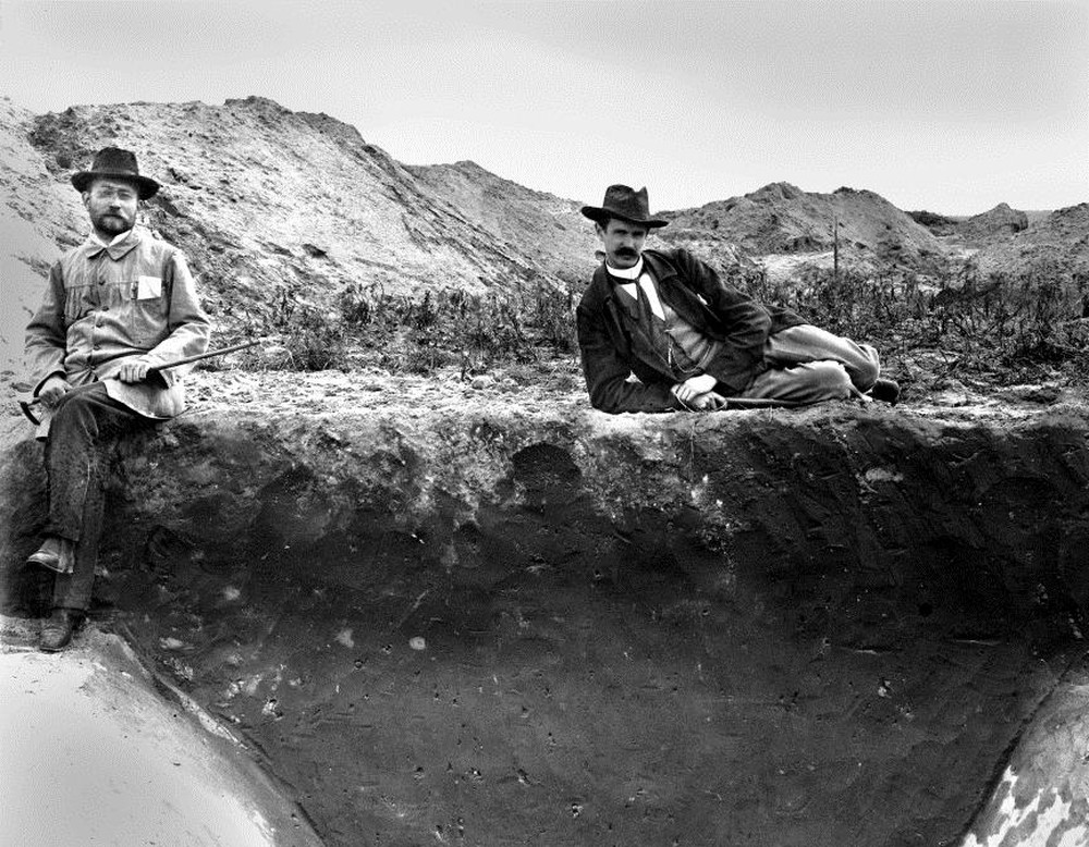 Friedrich Koepp (left) and Hans Dragendorff above the profile of a v-shaped ditch of the river bank fortification “Auf der Hofestatt”