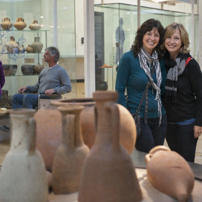 Besucherinnen in der Dauerausstellung