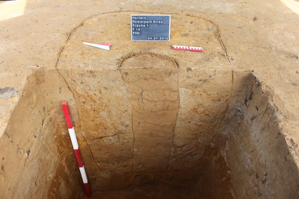 Schnitt durch ein Pfostenloch auf einer Grabung im Römerpark Aliso