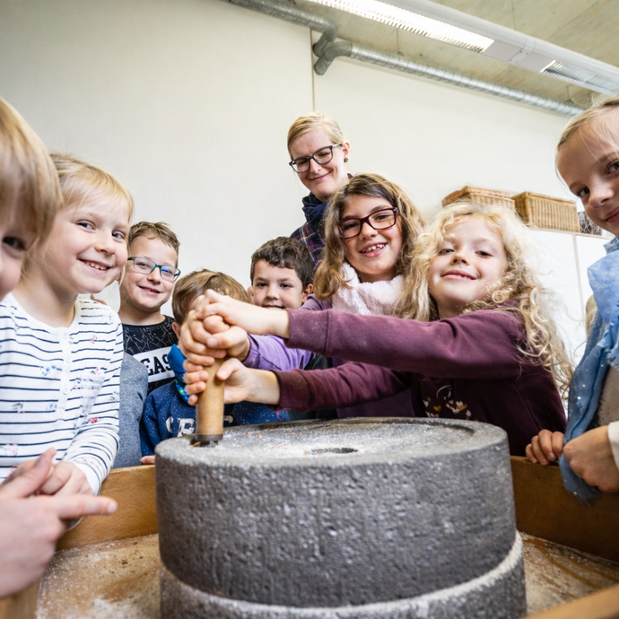 Museumspädagogin bei digitaler Führung mit Handy