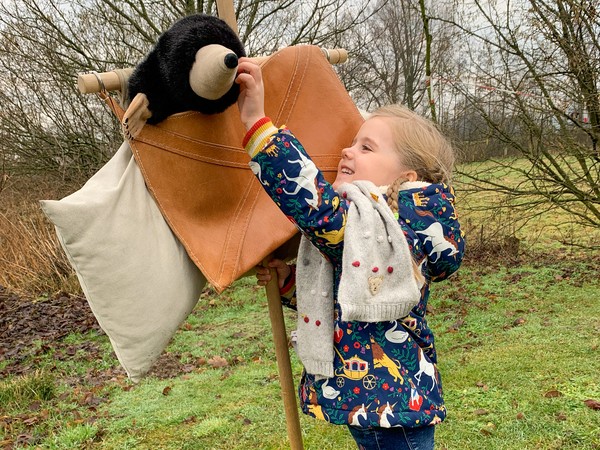 Foto: Ein Kind mit Kalle draußen an der frischen Luft.