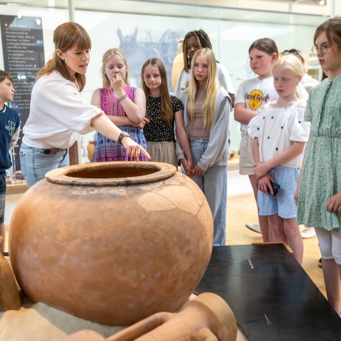 In der Dauerausstellung (vergrößerte Bildansicht wird geöffnet)