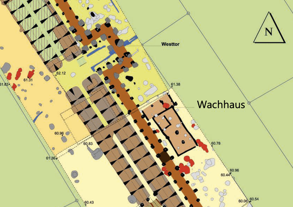 Detailfoto Ausgrabungen 2013 mit Grundriss Wachhause