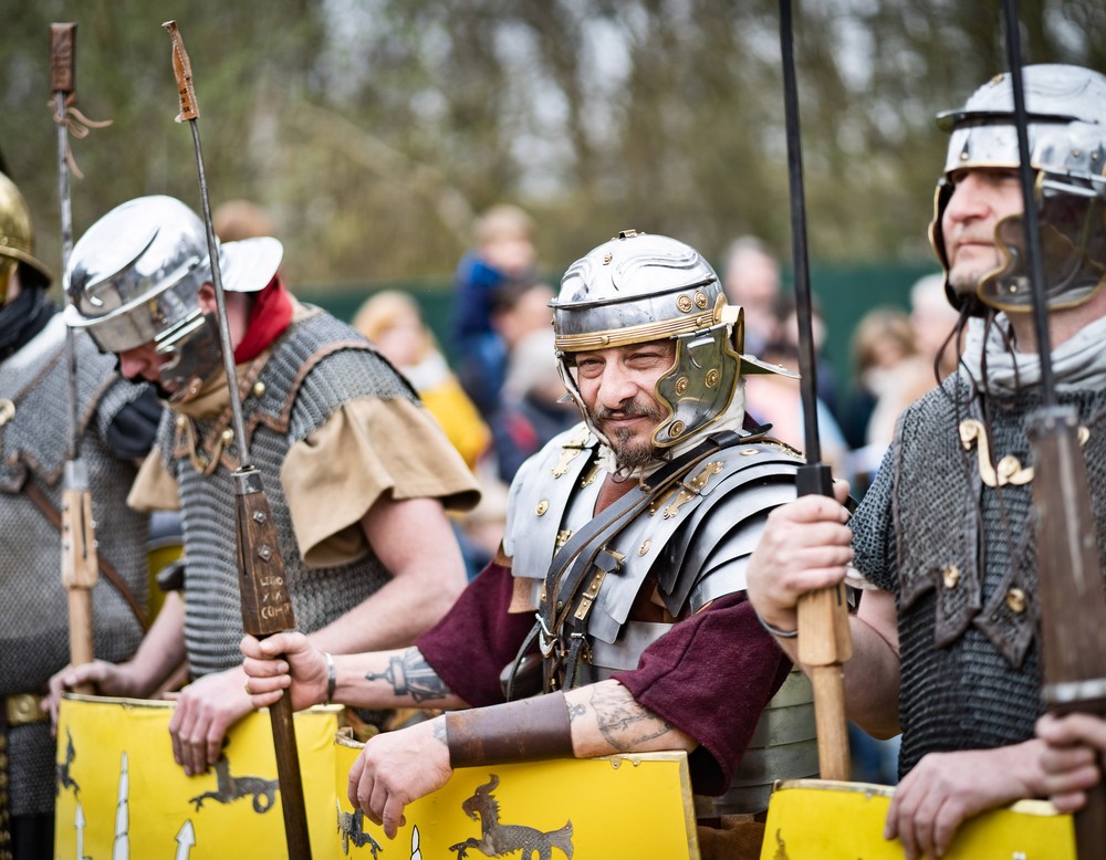 Die erfahrenen Legionäre der Cohors III blicken wohlwollend auf die neuen Rekruten.