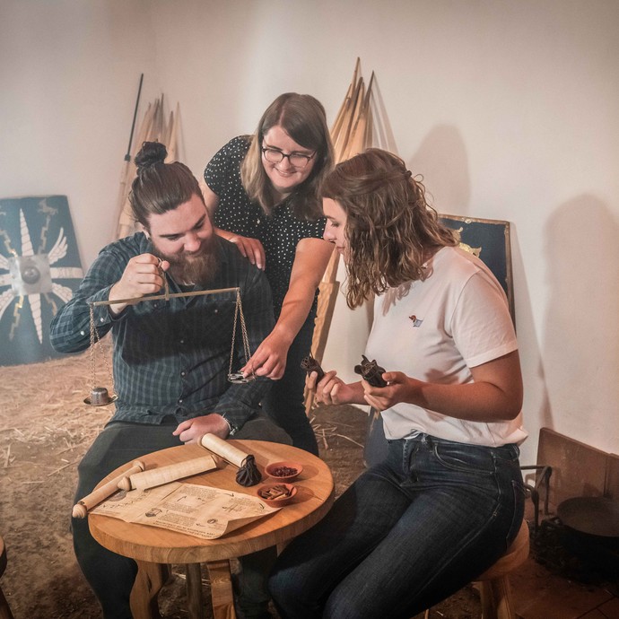 Gemeinsam Rätsel lösen im Römer Escape Room. (vergrößerte Bildansicht wird geöffnet)
