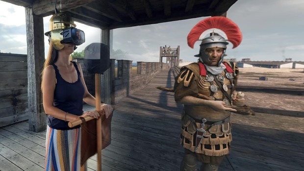 VR-Brille im Römerhelm und römischer Centurio