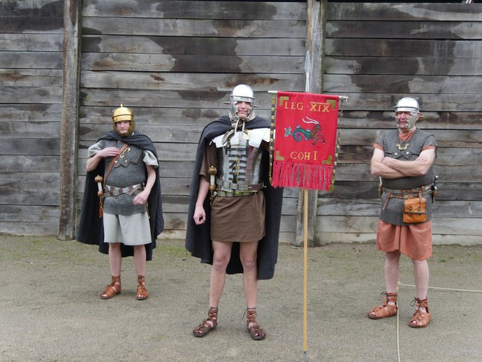 Legionäre der museumseigenen Römertruppe am Westtor des LWL-Römermuseums. (vergrößerte Bildansicht wird geöffnet)