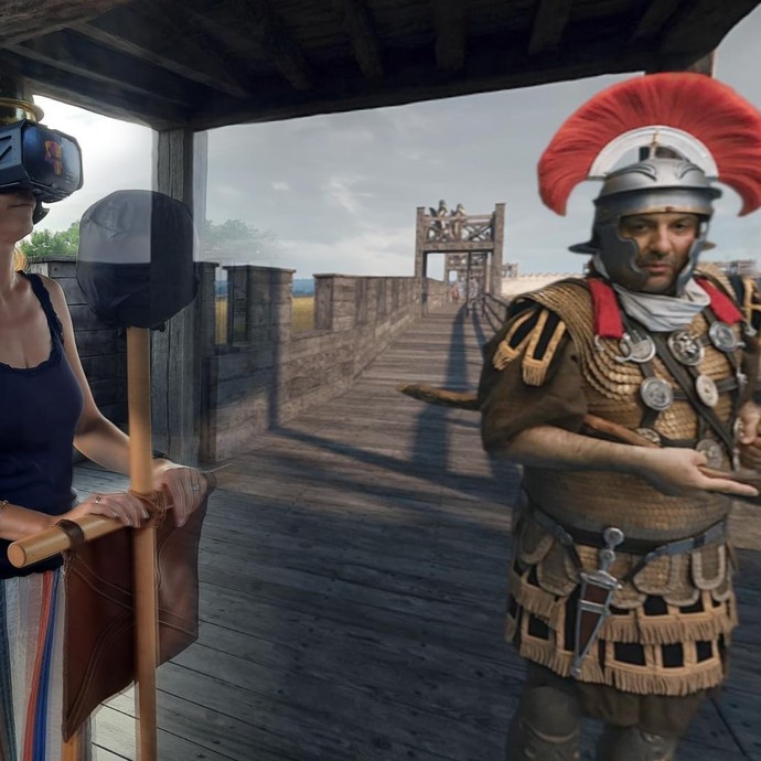 Museumspädagogin bei digitaler Führung mit Handy Museumspädagogin bei digitaler Führung mit Handy