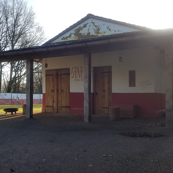 Das rekonstruierte Wachhaus mit dem Römer Escape Room. (vergrößerte Bildansicht wird geöffnet)