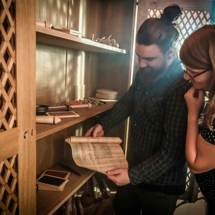 Hinweissuche im Römer Escape Room. (vergrößerte Bildansicht wird geöffnet)