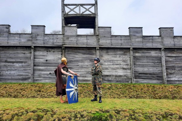 Foto: Ein Legionär und ein moderner Soldat stehen sich gegenüber.