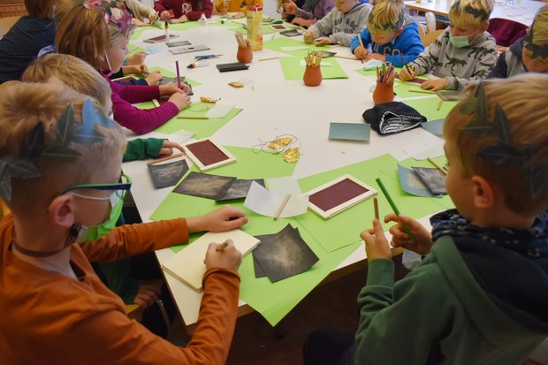 Kinder und Jugendliche beim Weihnachtsferienprogramm (LWL/ S. Holländer)