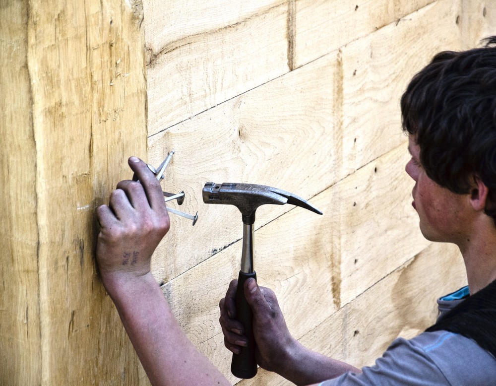 Zeichnerische Rekonstruktion der Holz-Erde-Mauer und Westtor durch Kees Peterse, 2013